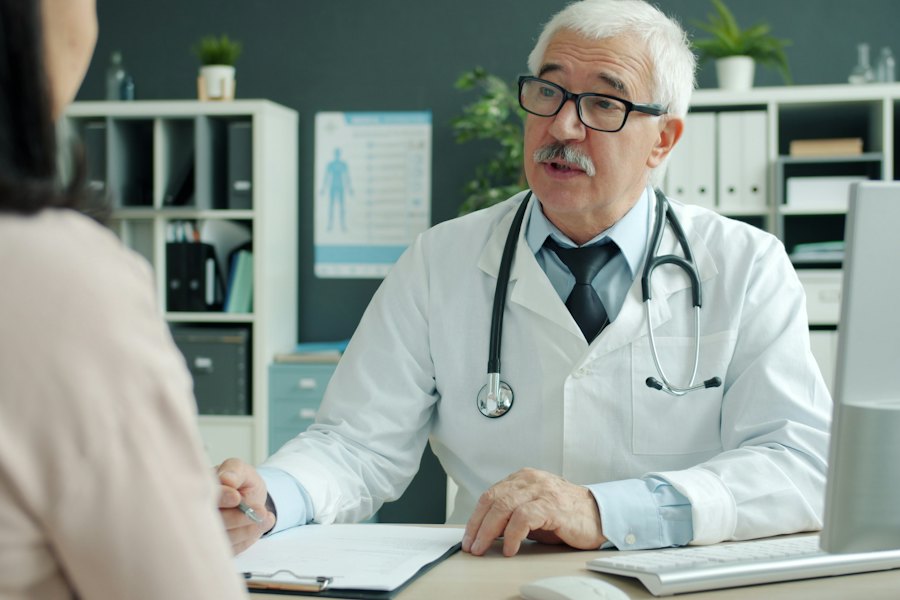 Médico atendiendo a un paciente